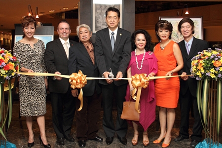 Ong-art Khampaiboon presided over the opening ceremony of “Art Exhibition No.5” by the holiday artists club of Thailand at the Amari Watergate Bangkok recently. The proceeds of the event will be donated to poor artists through the holiday artists club of Thailand. (l-r) Dr. Krittika Kongsompong, Pierre Andre Pelletier, the hotel’s GM, Ajarn Chalee Sodprasert, Ong-art Khampaiboon, Wanpen Jermprapai, Nichaya Chaivisuth, the hotel’s director of Communications & PR, and Apinant Pavanarith.